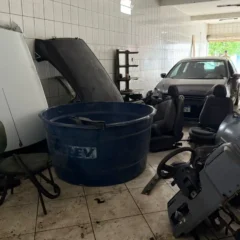 Polícia localiza veículo roubado e peças de automóveis em galpão da Baraúna, Feira de Santana