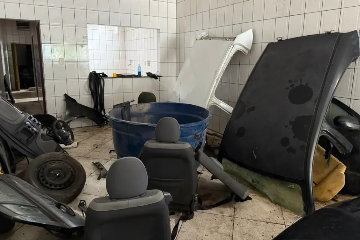 Polícia localiza veículo roubado e peças de automóveis em galpão da Baraúna, Feira de Santana