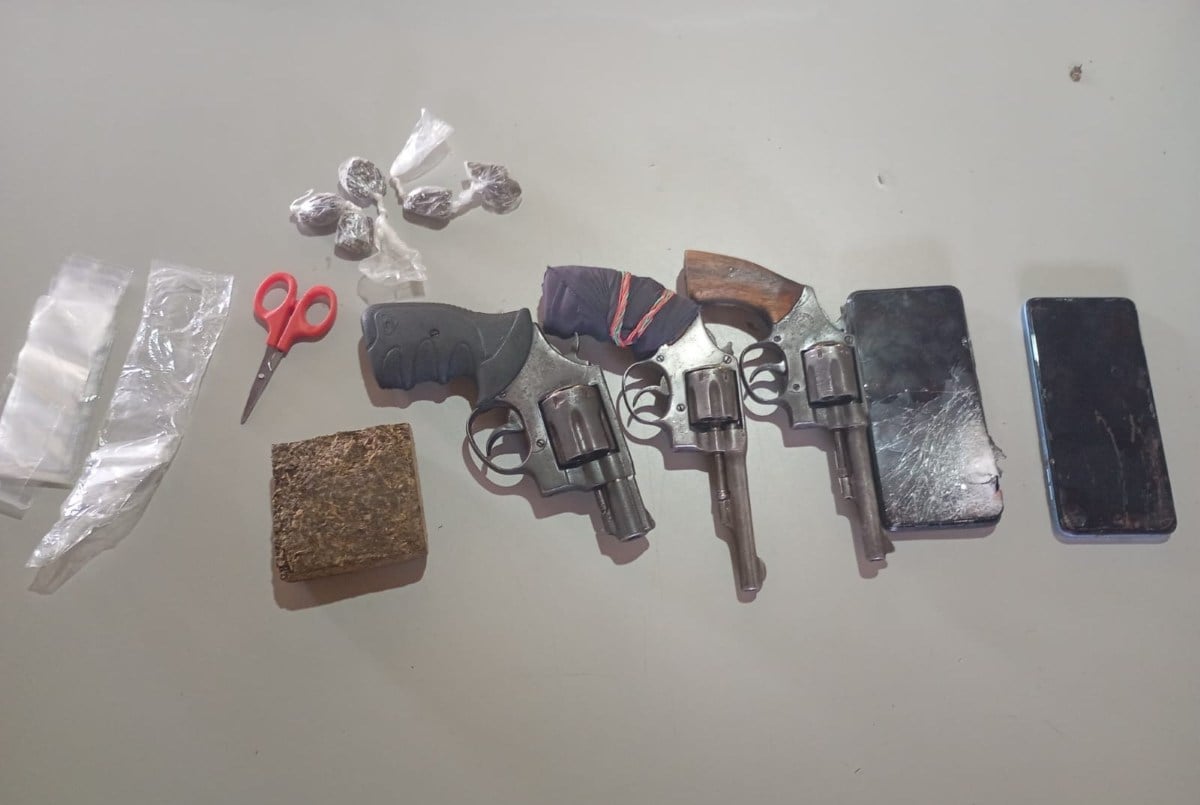 Confronto com a PM deixa dois mortos em Conceição da Feira; armas e drogas foram apreendidas