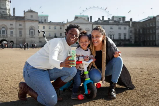 Conheça os destinos mais acolhedores do mundo para famílias LGBTQIA+; Brasil está entre os favoritos