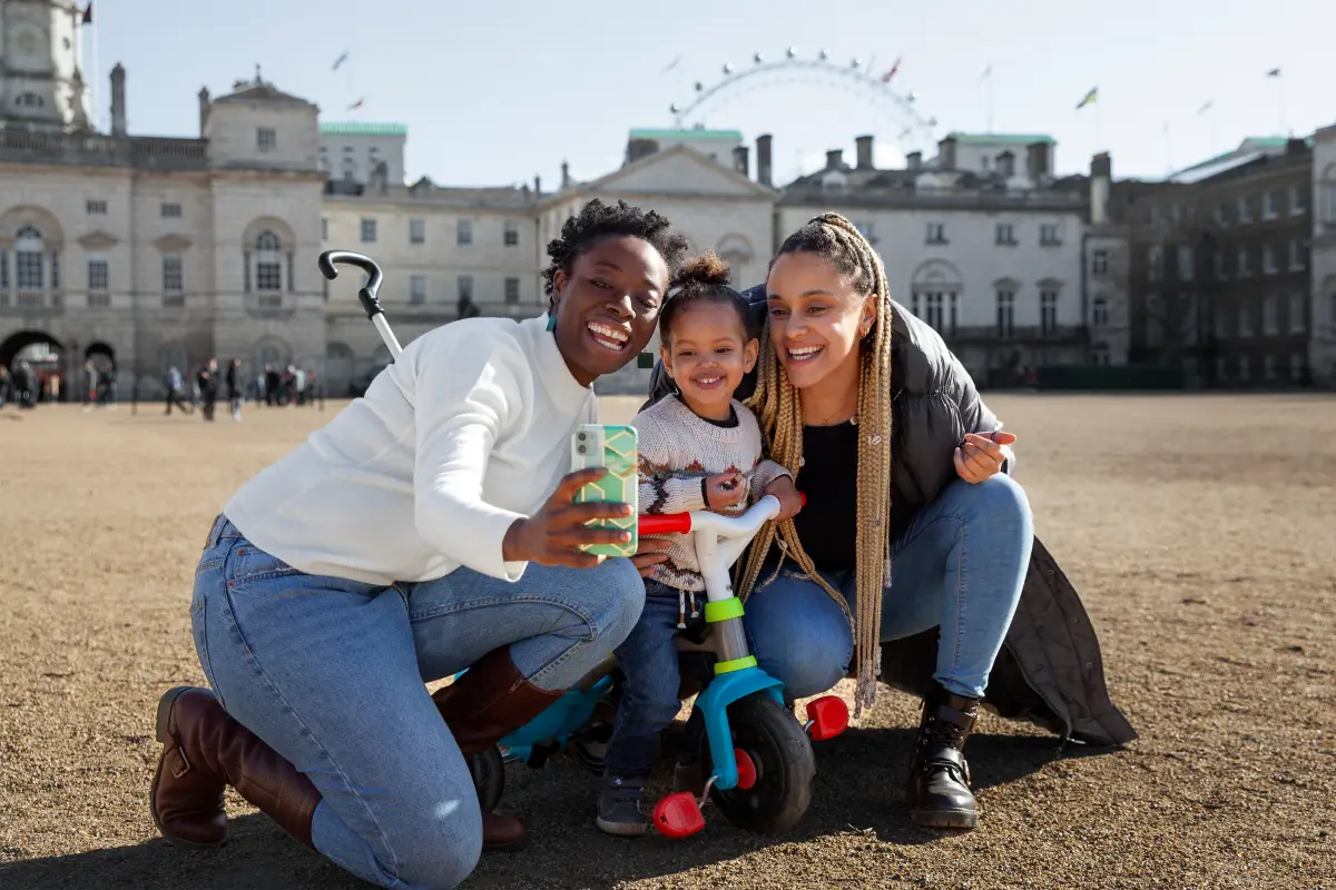 Conheça os destinos mais acolhedores do mundo para famílias LGBTQIA+; Brasil está entre os favoritos