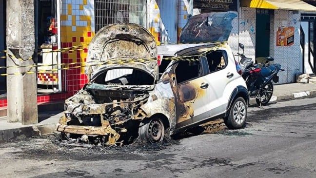Carro pega fogo no conjunto Feira X; veículo ficou completamente destruído