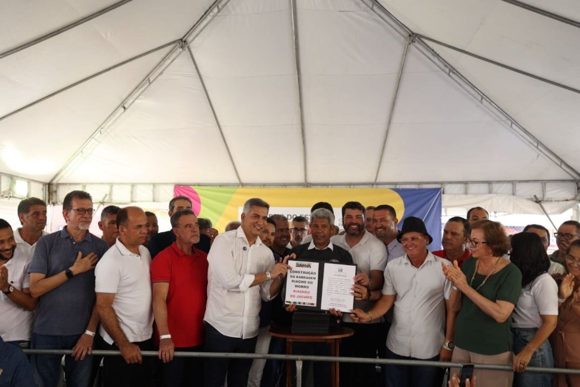 Durante inauguração de obras, governador da Bahia recebe título de cidadão Jacuipense Durante inauguração de obras, governador da Bahia recebe título de cidadão Jacuipense