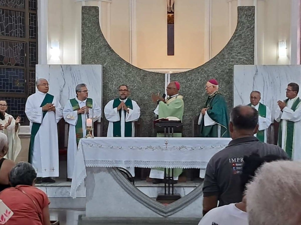 Dom Itamar Vian é homenageado pela Academia Feirense de Letras durante missa no Santuário Senhor dos Passos