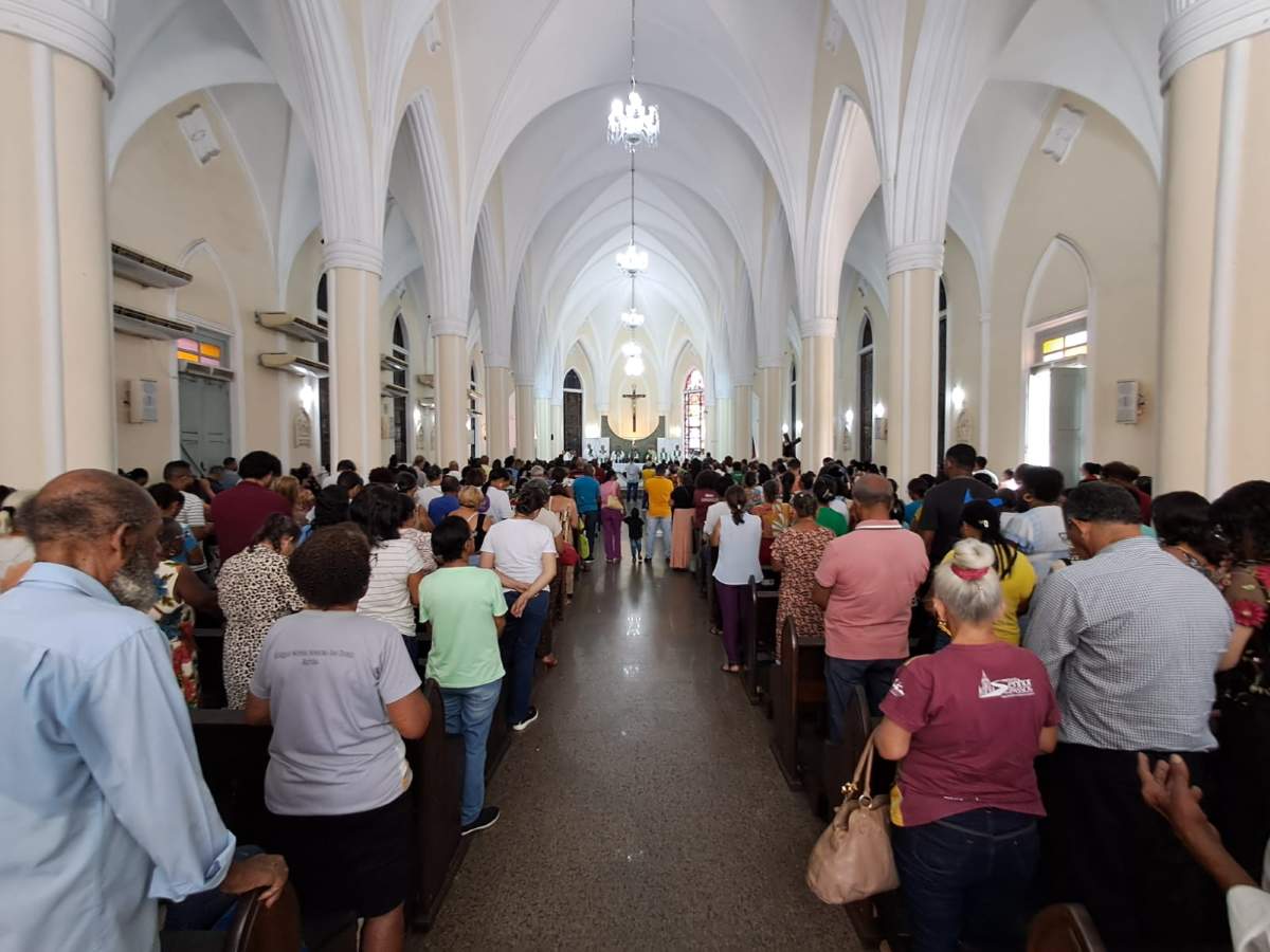 Dom Itamar Vian é homenageado pela Academia Feirense de Letras durante missa no Santuário Senhor dos Passos