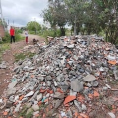 acumulo de lixo em terrenos do bairro campo limpo em feira de Santana