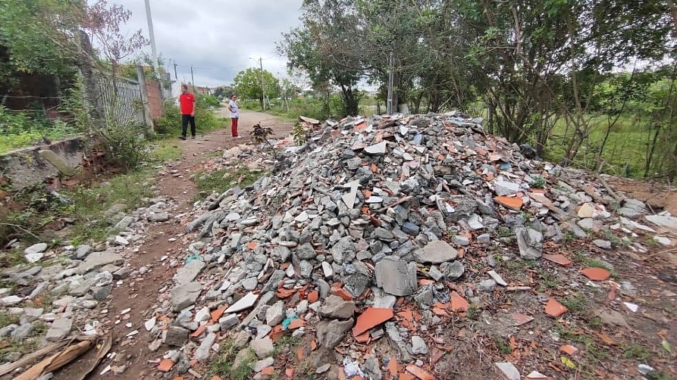 acumulo de lixo em terrenos do bairro campo limpo em feira de Santana