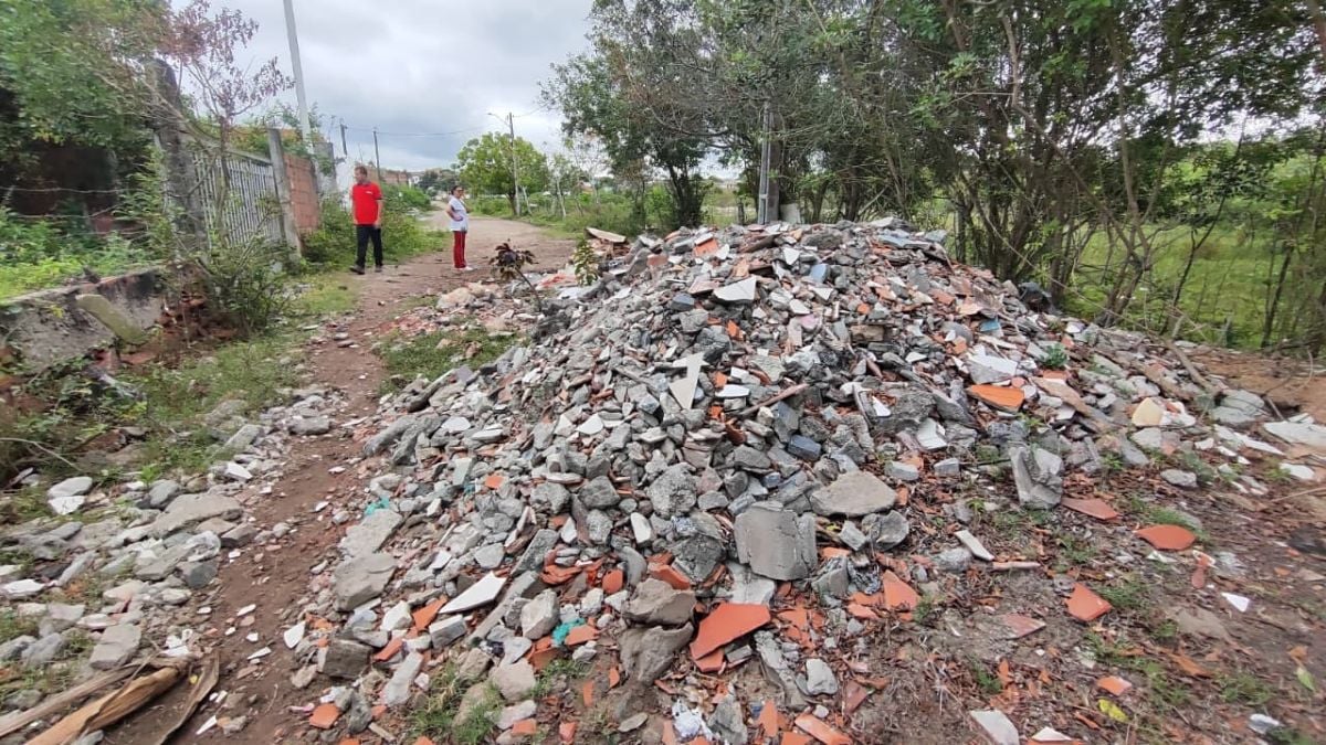 acumulo de lixo em terrenos do bairro campo limpo em feira de Santana