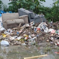 Moradores do conjunto Sérgio Carneiro pedem socorro por rua alagada e acúmulo de lixo: “É desumano”
