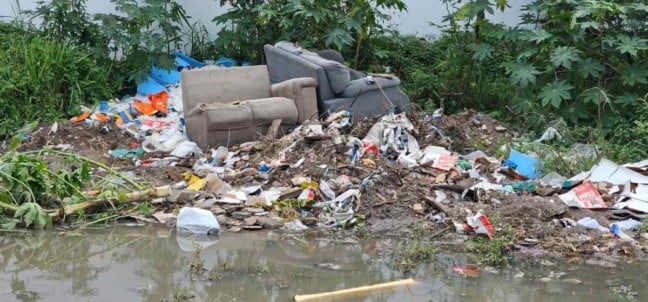 Moradores do conjunto Sérgio Carneiro pedem socorro por rua alagada e acúmulo de lixo: “É desumano”