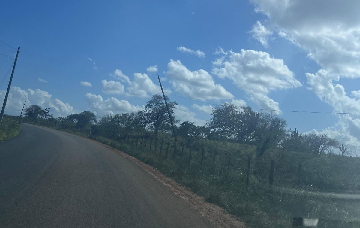 moradores relatam risco de queda de postes em Feira de Santana e região