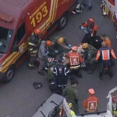 socorristas fazem resgate de vítima de acidente de caminhão em SP