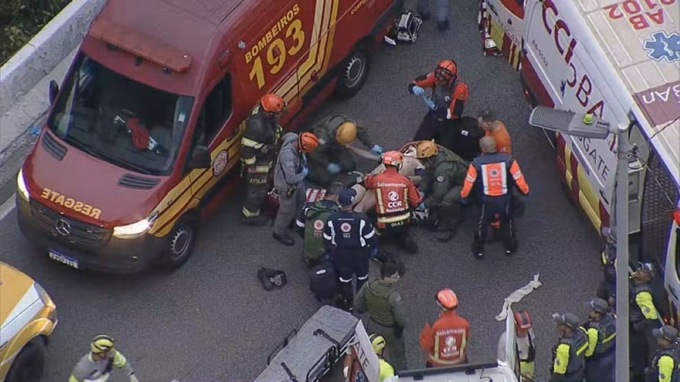 socorristas fazem resgate de vÃtima de acidente de caminhão em ponte de SP socorristas fazem resgate de vÃtima de acidente de caminhão em ponte de SP