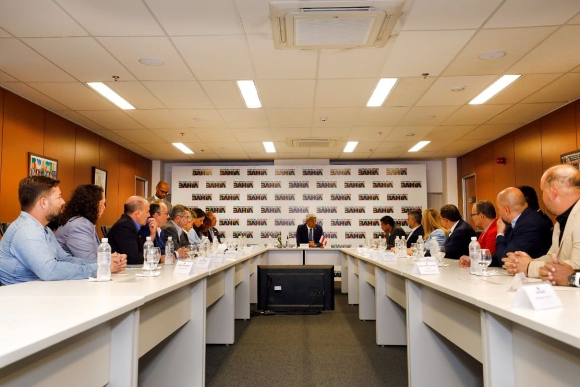 ordem de serviço para restauração da BA-052 durante reunião com o prefeito