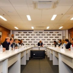 ordem de serviço para restauração da BA-052 durante reunião com o prefeito