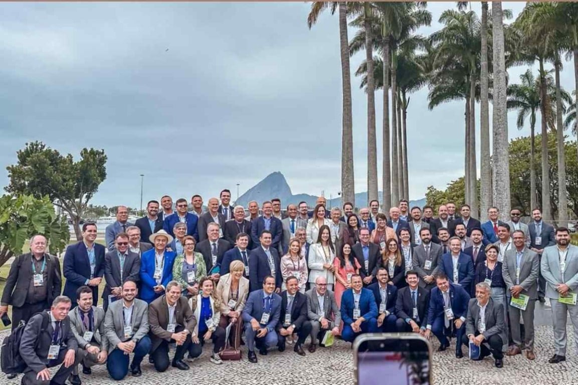 Prefeito José Ronaldo apresenta projeto para Parque Linear do conjunto Feira X durante Plenária da FNP no Rio de Janeiro Prefeito José Ronaldo apresenta projeto para Parque Linear do conjunto Feira X durante Plenária da FNP no Rio de Janeiro