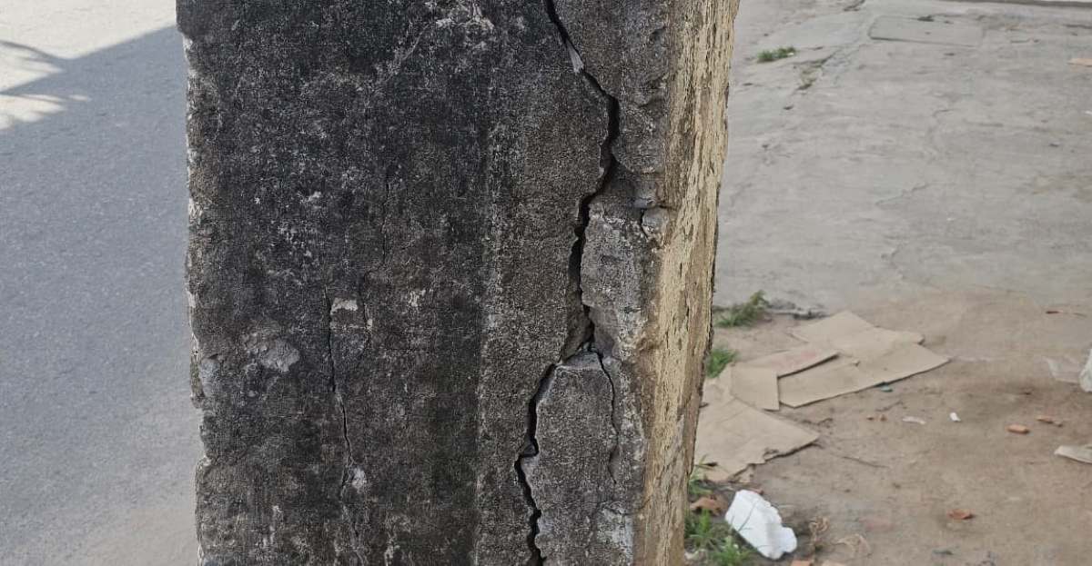 Poste danificado preocupa moradores do Sítio Novo em Feira de Santana; a população teme que caia sobre as residências