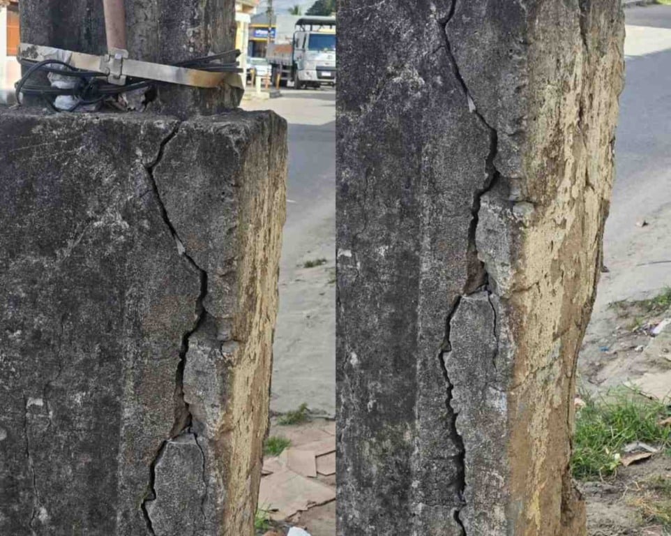 Poste danificado preocupa moradores do Sítio Novo em Feira de Santana; a população teme que caia sobre as residências