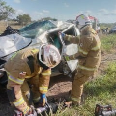 Homem fica preso às ferragens após capotamento em Feira de Santana
