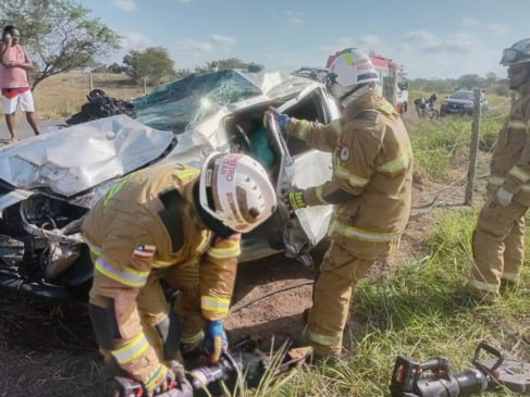 Homem fica preso às ferragens após capotamento em Feira de Santana