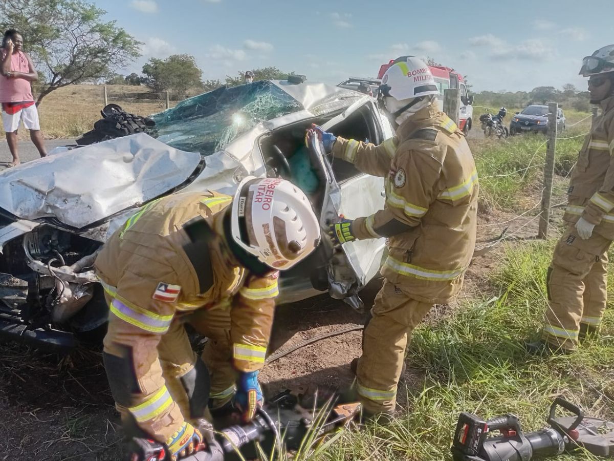 Homem fica preso às ferragens após capotamento em Feira de Santana