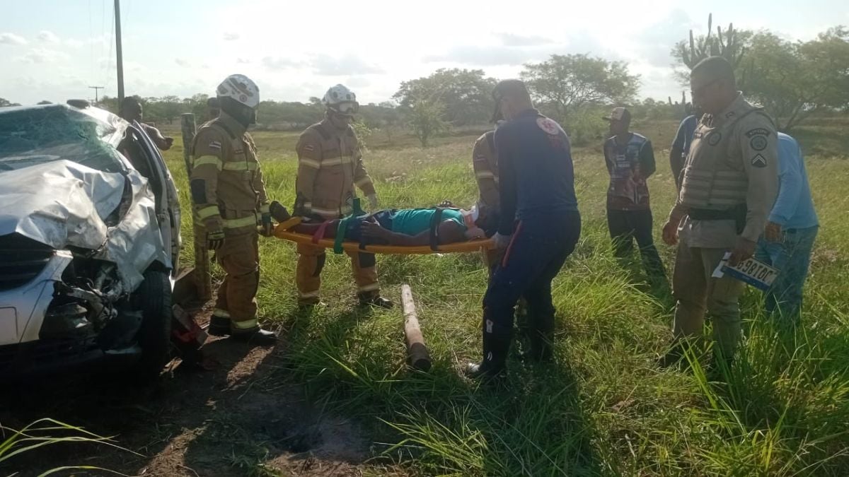 Homem fica preso às ferragens após capotamento em Feira de Santana