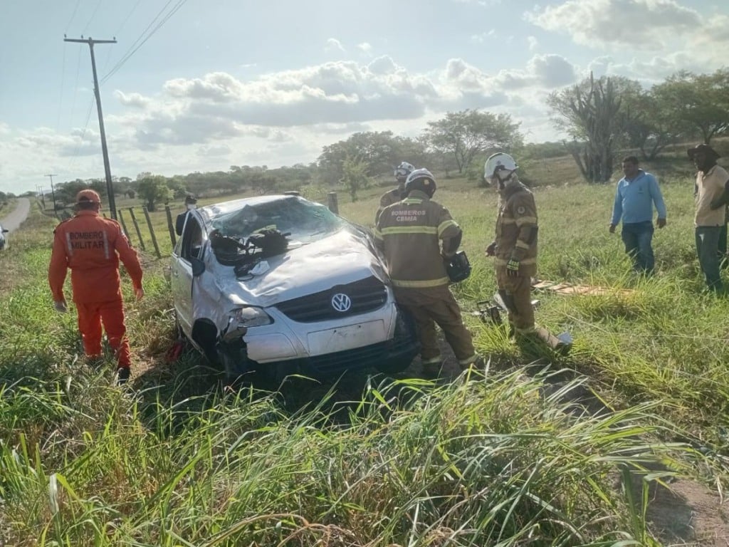 Homem fica preso às ferragens após capotamento em Feira de Santana
