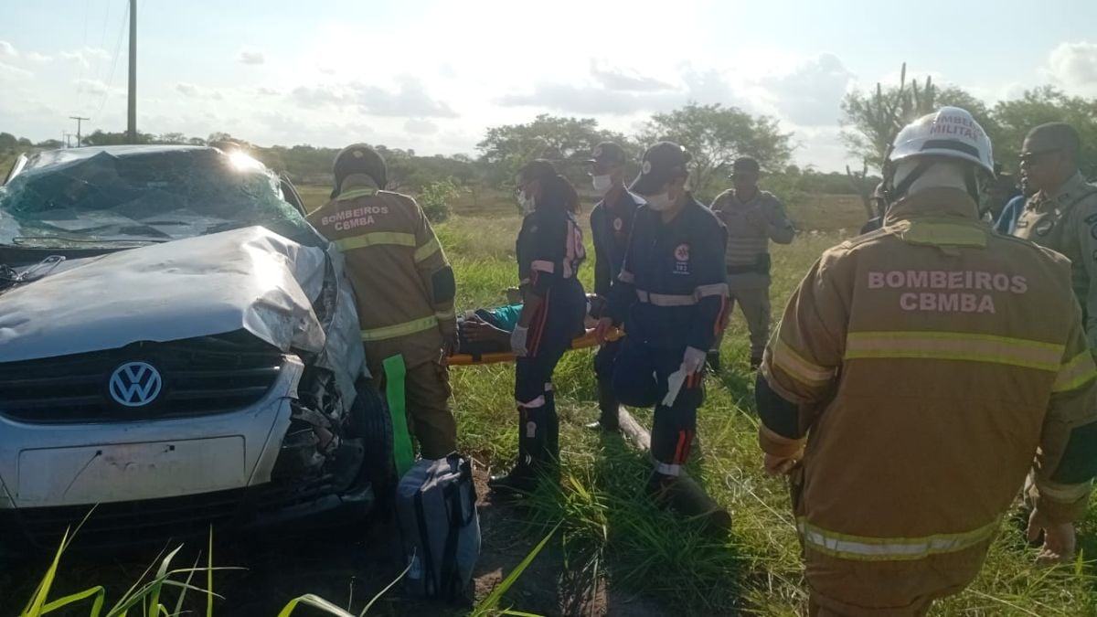 Homem fica preso às ferragens após capotamento em Feira de Santana