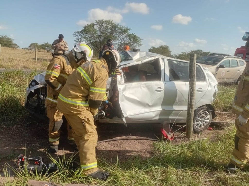 Homem fica preso às ferragens após capotamento em Feira de Santana