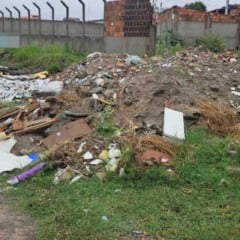 Moradores do bairro Jardim Cruzeiro sofrem há cerca de 20 anos com descarte irregular de lixo na rua Campo Formoso