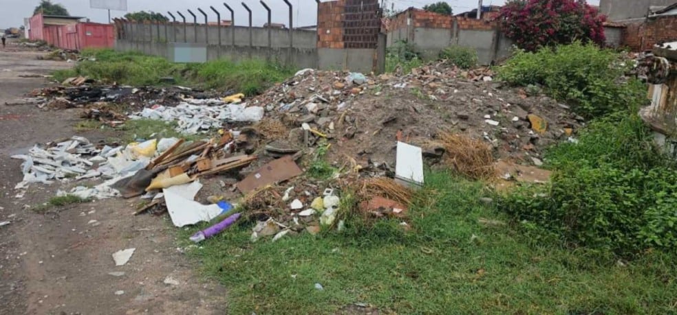 Moradores do bairro Jardim Cruzeiro sofrem há cerca de 20 anos com descarte irregular de lixo na rua Campo Formoso