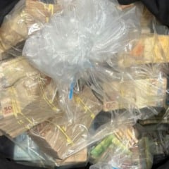 sacola de dinheiro apreendido pela Polícia Civil da Bahia