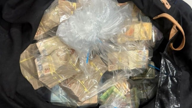 sacola de dinheiro apreendido pela Polícia Civil da Bahia