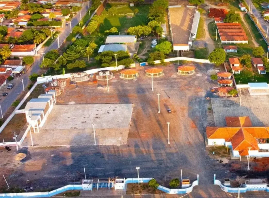 Adolescente é morto a tiros e duas pessoas ficam feridas após confusão em encontro de motociclistas na Bahia Adolescente é morto a tiros e duas pessoas ficam feridas após confusão em encontro de motociclistas na Bahia