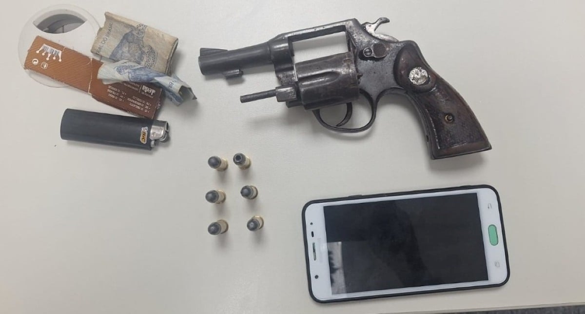 Suspeito de cometer assaltos na região do conjunto Feira VI é localizado pela PolÃcia Militar Suspeito de cometer assaltos na região do conjunto Feira VI é localizado pela PolÃcia Militar