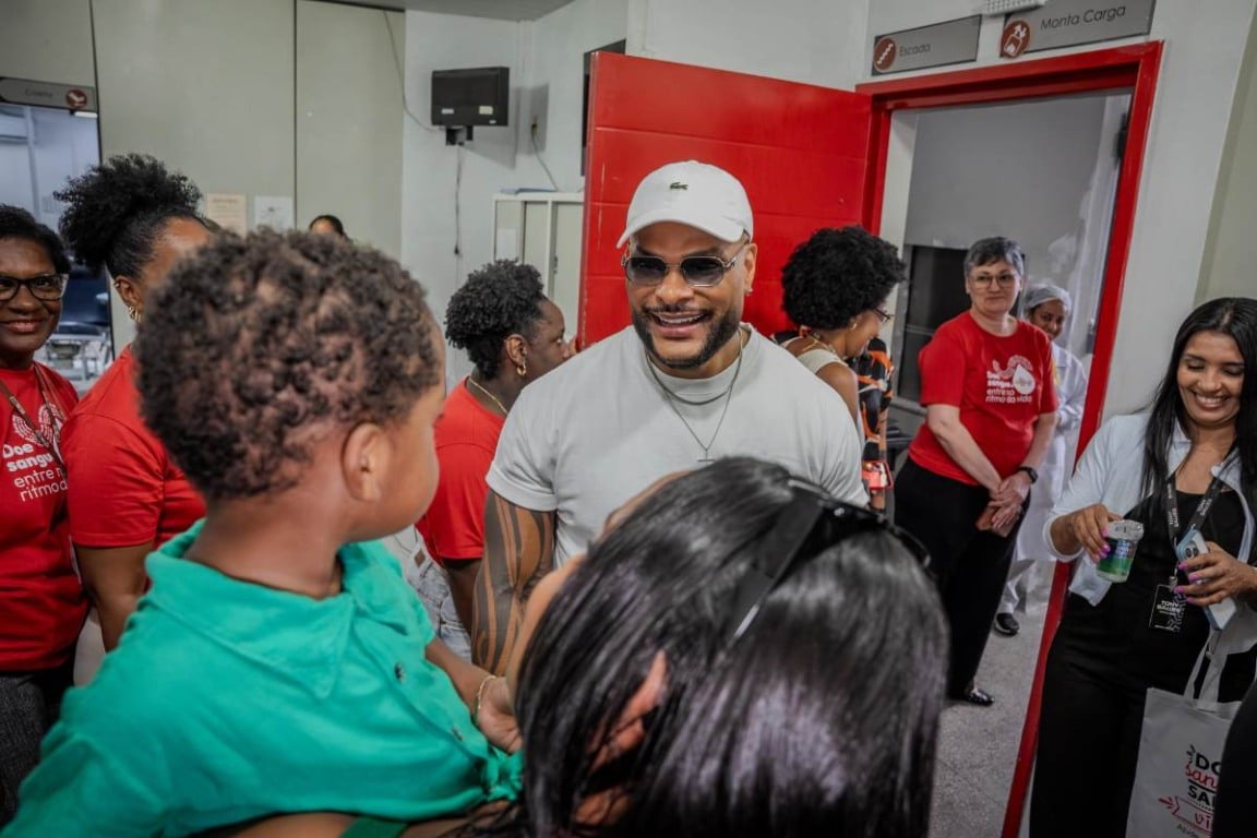 Cantor Tony Salles visita Hemoba, recebe fãs e fortalece campanha nacional de doação de sangue