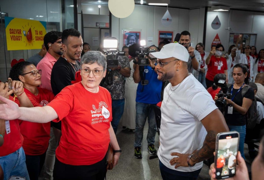Cantor Tony Salles visita Hemoba, recebe fãs e fortalece campanha nacional de doação de sangue