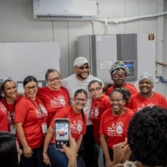 Cantor Tony Salles visita Hemoba, recebe fãs e fortalece campanha nacional de doação de sangue