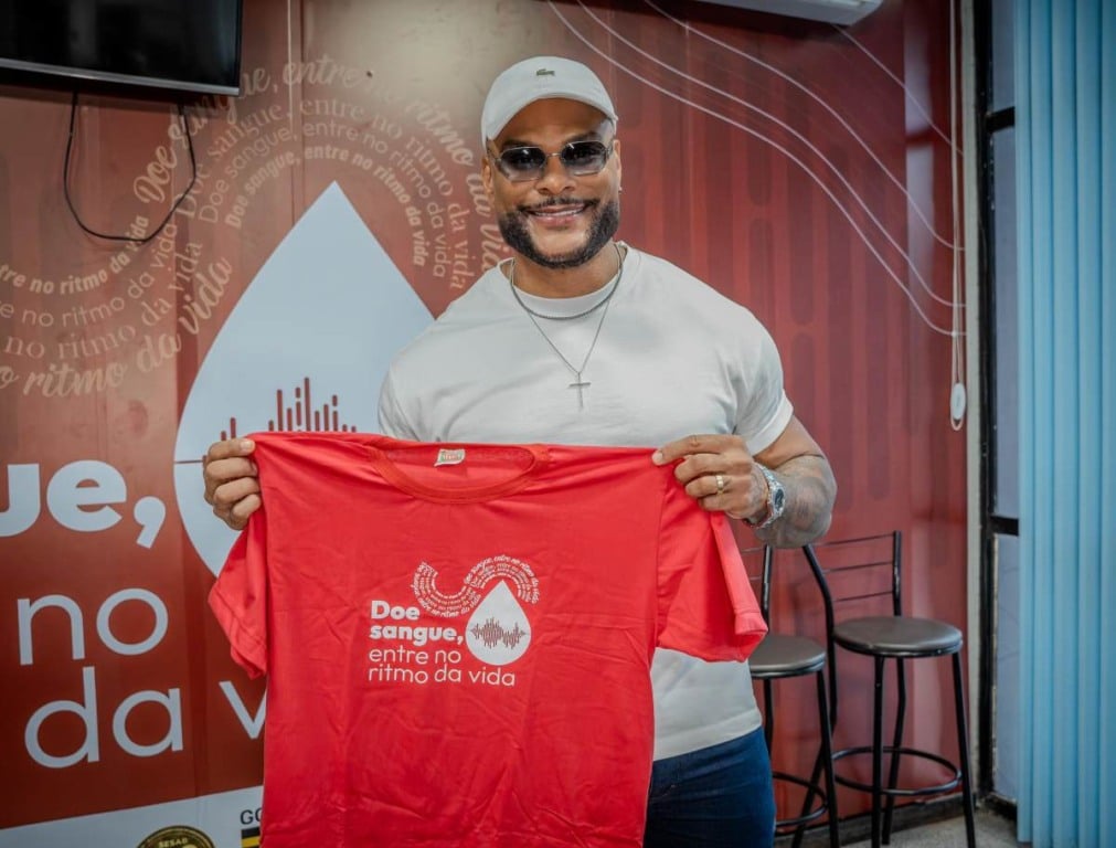 Cantor Tony Salles visita Hemoba, recebe fãs e fortalece campanha nacional de doação de sangue