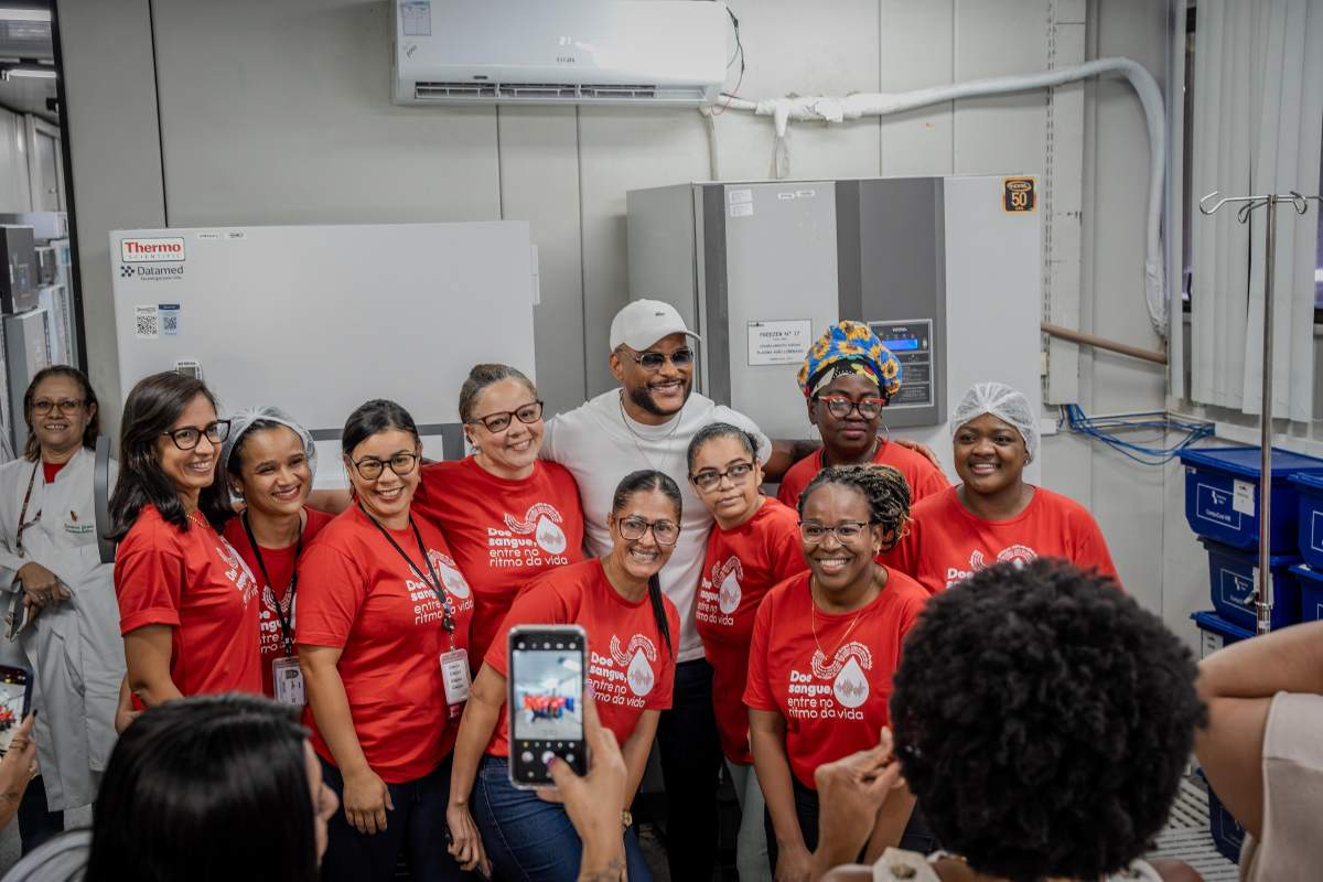 Cantor Tony Salles visita Hemoba, recebe fãs e fortalece campanha nacional de doação de sangue