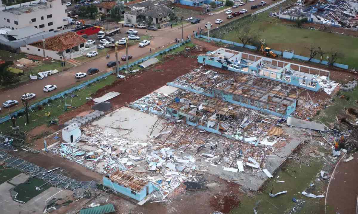 Número de feridos chega a 750 após tornado no Paraná Número de feridos chega a 750 após tornado no Paraná