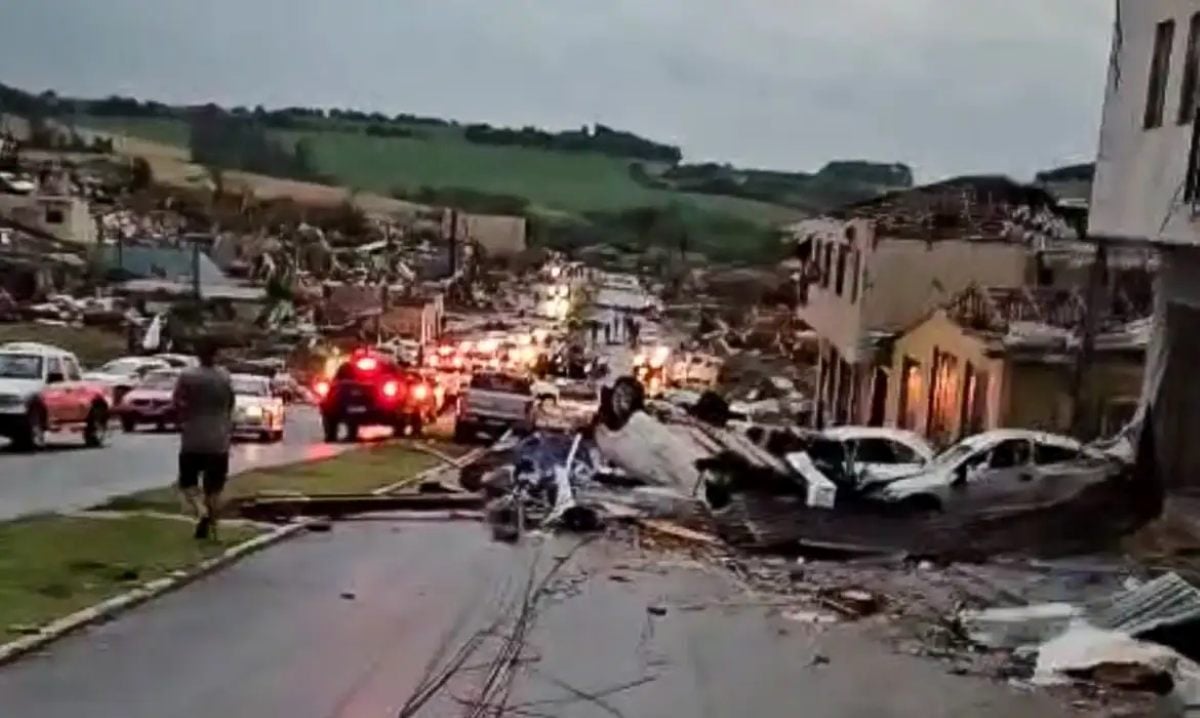Governo do Paraná decreta estado de calamidade após tornado atingir a cidade Governo do Paraná decreta estado de calamidade após tornado atingir a cidade