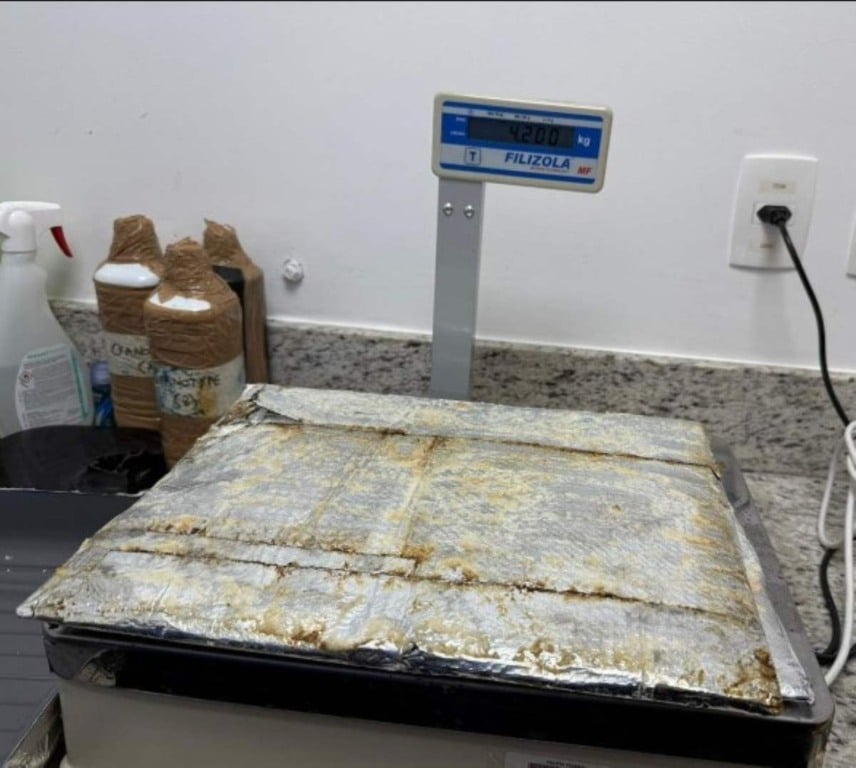 Mulher é presa com cerca de 4 kg de cocaína no Aeroporto de Salvador; droga seria levada para Paris