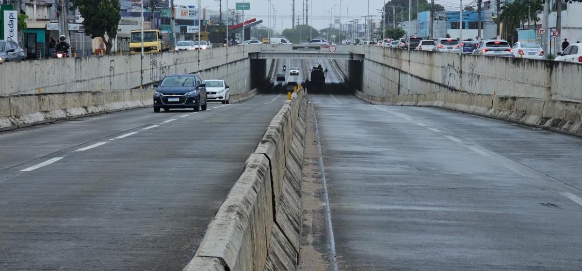 Túnel da Avenida Maria Quitéria é parcialmente interditado após placas internas se soltarem