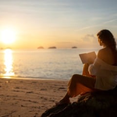 mulher refletindo na praia