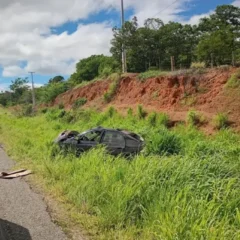 Acidente - Três pessoas ficam feridas após capotamento na BR-122; adolescente está em estado grave