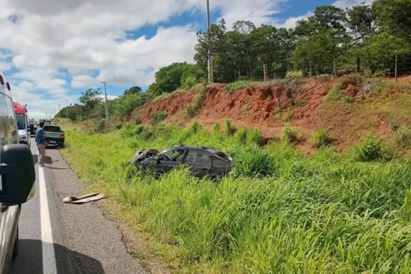 Três pessoas ficam feridas após capotamento na BR-122; adolescente está em estado grave
