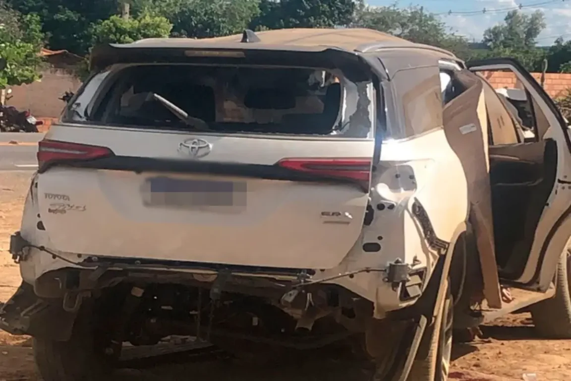 Duas pessoas morrem após batida entre caminhão e caminhonete na BR-030, em Caetité