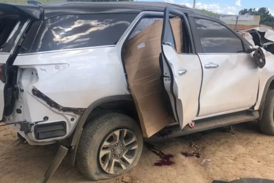 Duas pessoas morrem após batida entre caminhão e caminhonete na BR-030, em Caetité