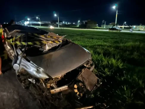 Motorista é resgatado após capotamento de carro na BA-545, em Jaguaquara